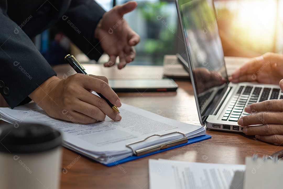 Empresários estão se reunindo para analisar dados para plano de marketing e relatório financeiro no escritório.