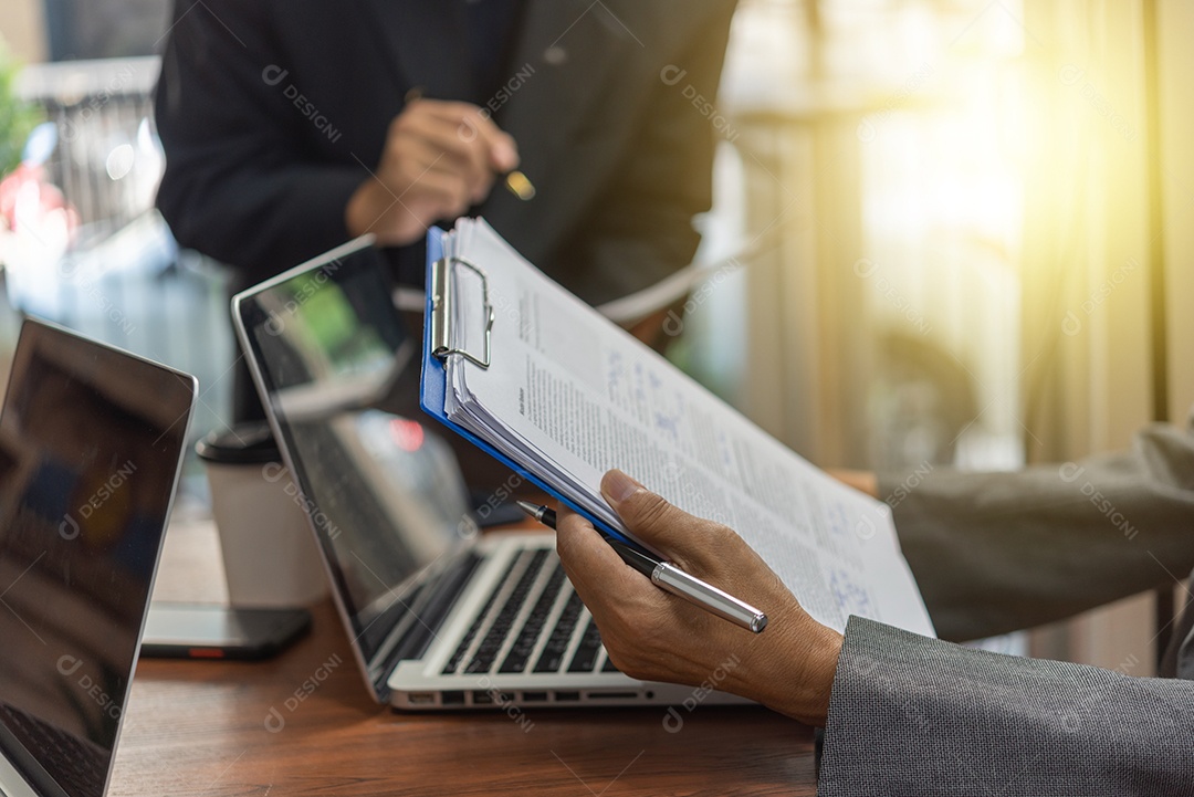 Empresários estão se reunindo para analisar dados para plano de marketing e relatório financeiro no escritório.