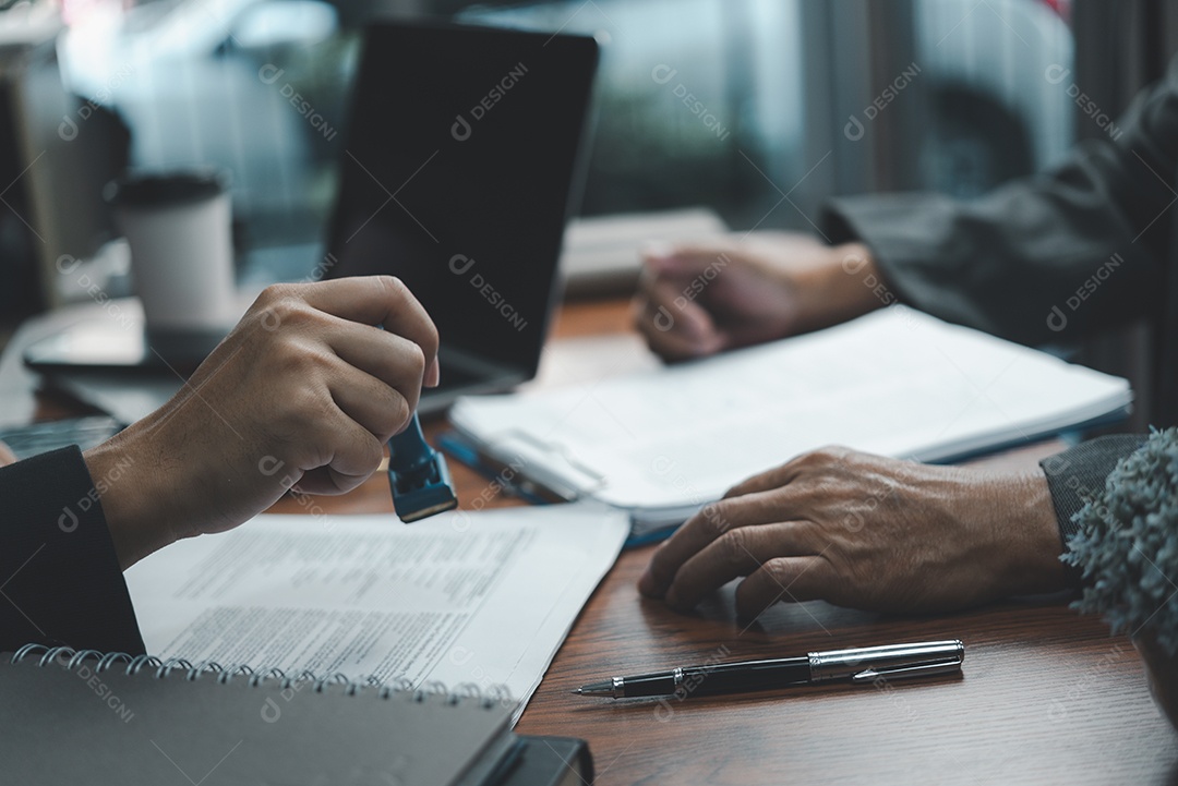 Empresários estão se reunindo para analisar dados para plano de marketing e relatório financeiro no escritório.