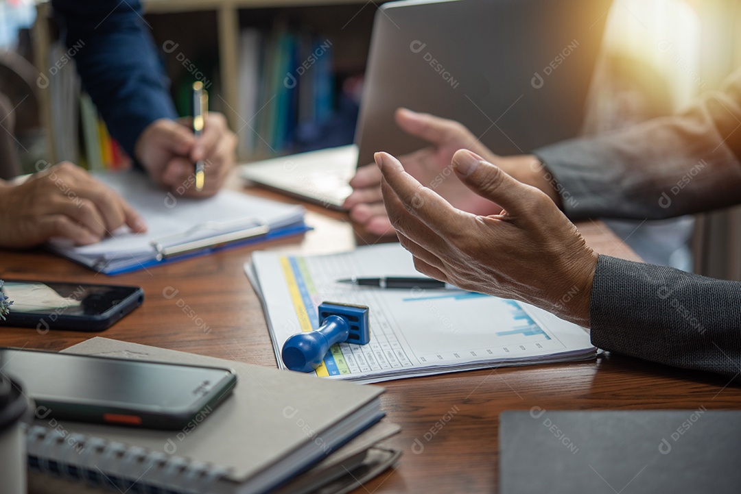 Empresários estão se reunindo para analisar dados para plano de marketing e relatório financeiro no escritório.