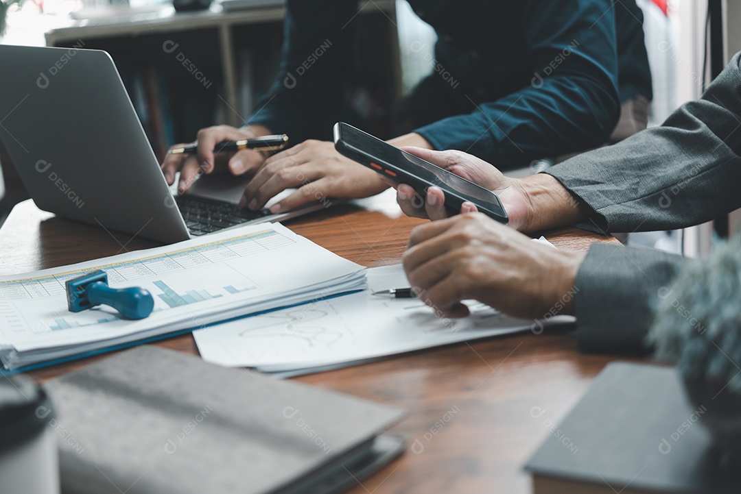 Empresários estão se reunindo para analisar dados para plano de marketing e relatório financeiro no escritório.