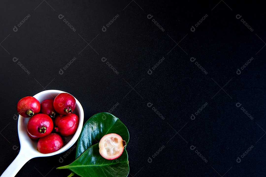 Goiaba morango vermelho sobre fundo preto (Psidium Cattleya