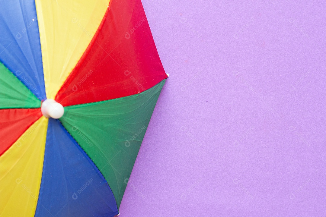 Guarda-chuva de frevo colorido em fundo lilás