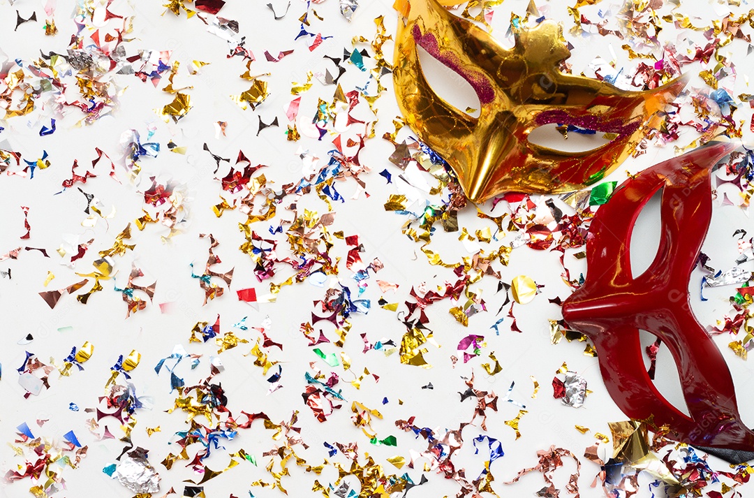 Máscaras de carnaval coloridas no fundo colorido com vários ornamentos