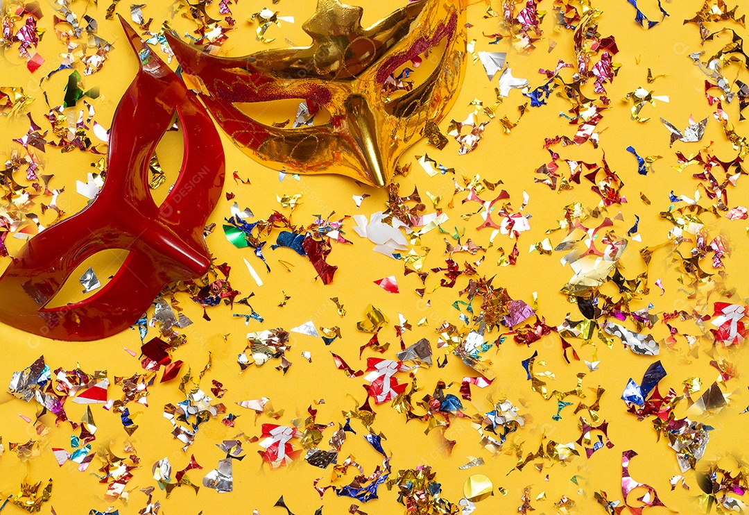 Máscara de carnaval coloridas em fundo amarelo