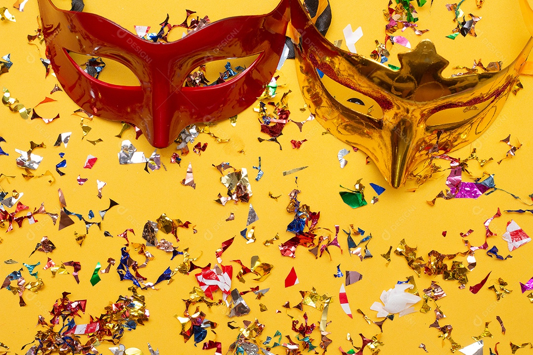 Máscaras de carnaval coloridas no fundo colorido com vários ornamentos