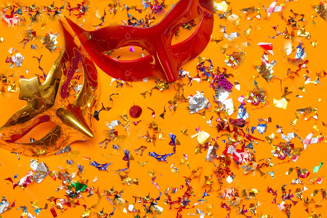 Máscaras de carnaval coloridas no fundo colorido com vários ornamentos