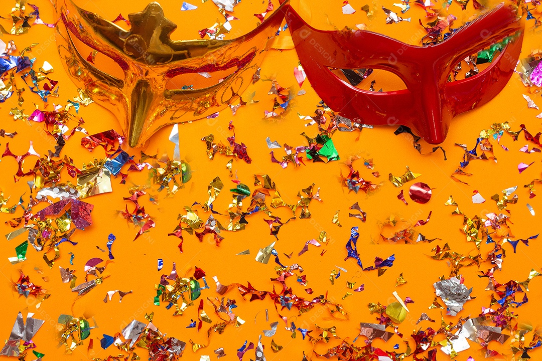 Máscaras de carnaval coloridas no fundo colorido com vários ornamentos