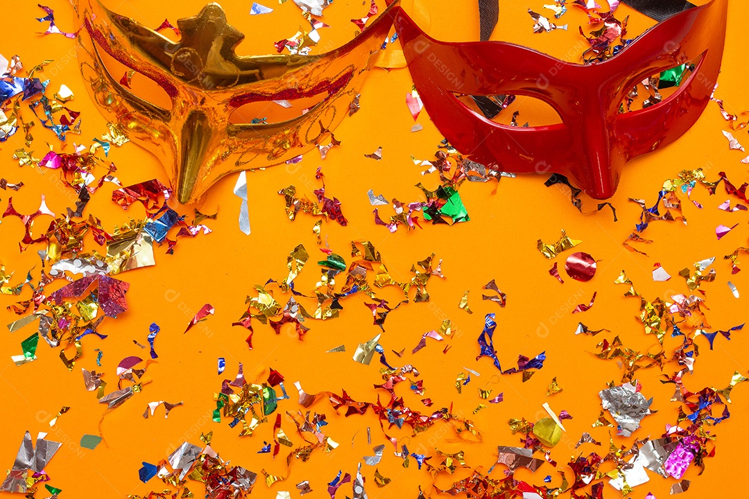 Máscaras de carnaval coloridas no fundo colorido com vários ornamentos