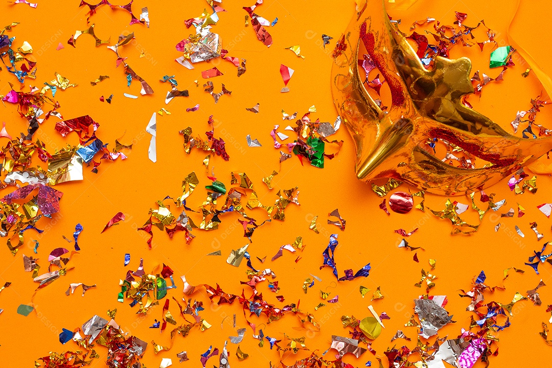 Máscaras de carnaval coloridas no fundo colorido com vários ornamentos