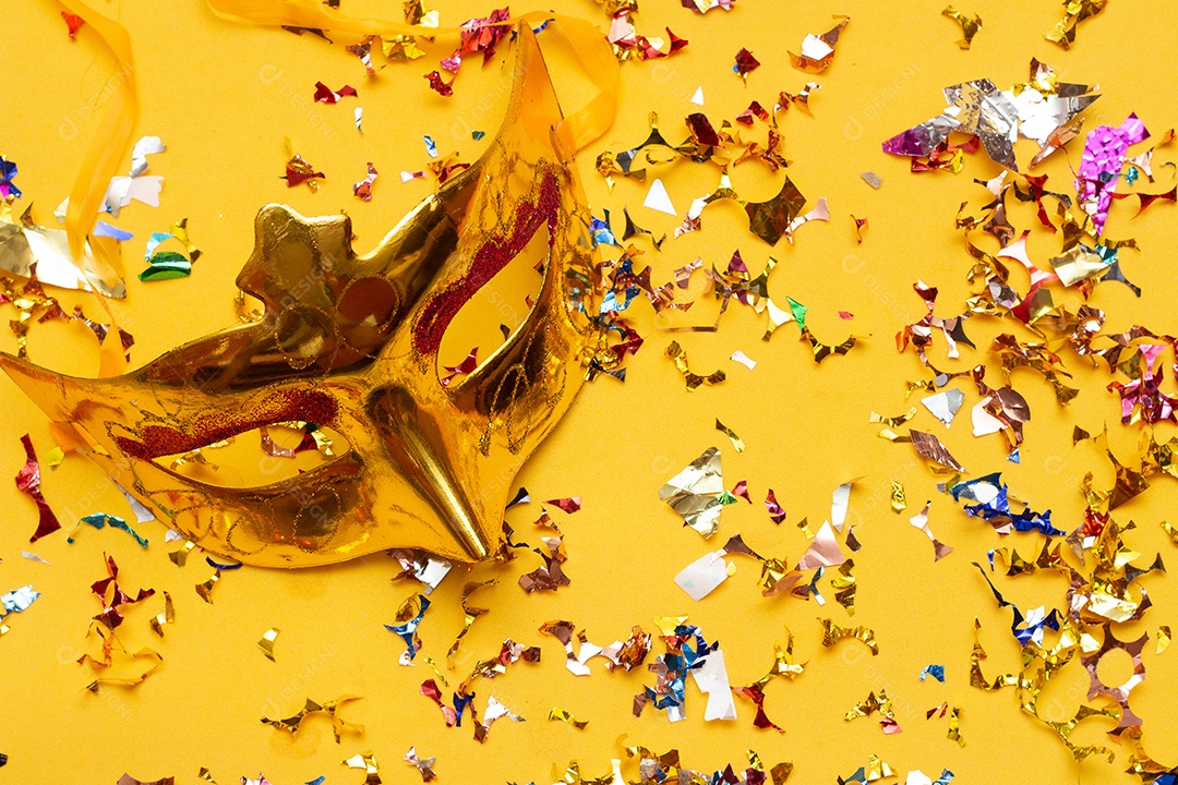 Máscaras de carnaval coloridas no fundo colorido com vários ornamentos