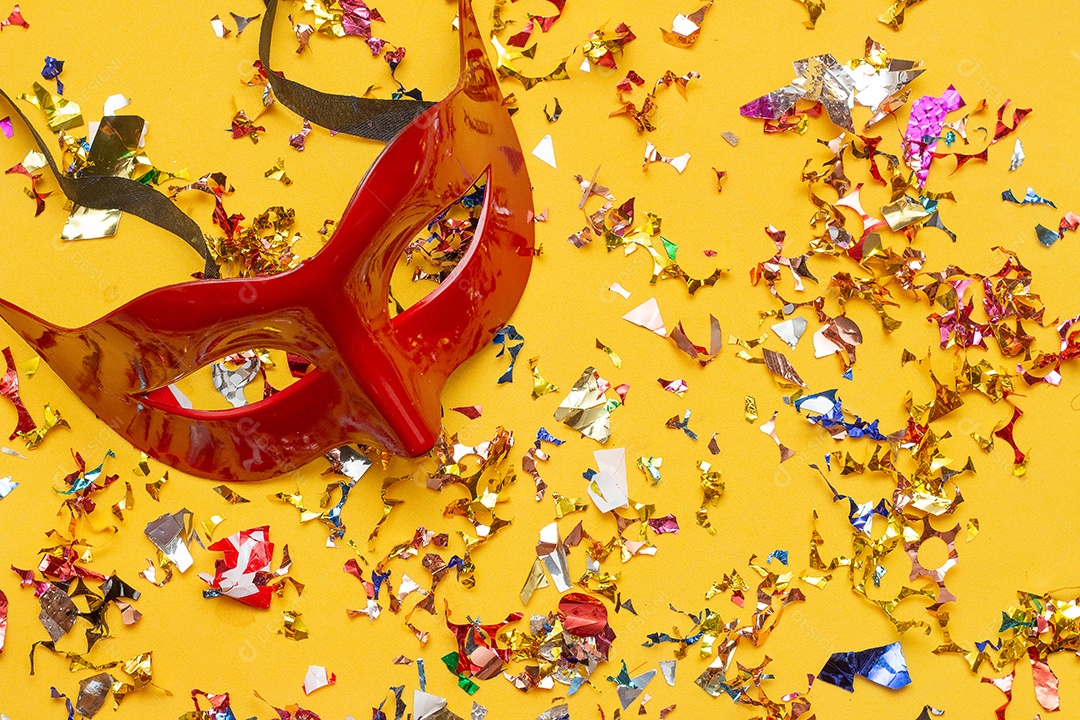 Máscaras de carnaval coloridas no fundo colorido com vários ornamentos