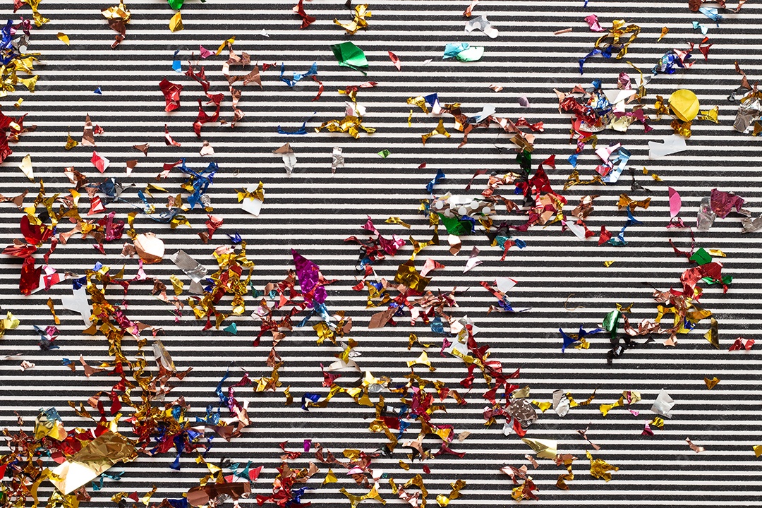 Máscaras de carnaval coloridas no fundo colorido com vários ornamentos