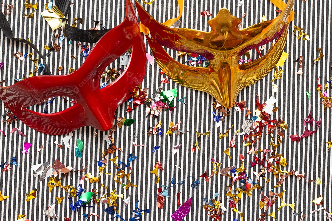 Máscaras de carnaval coloridas no fundo colorido com vários ornamentos