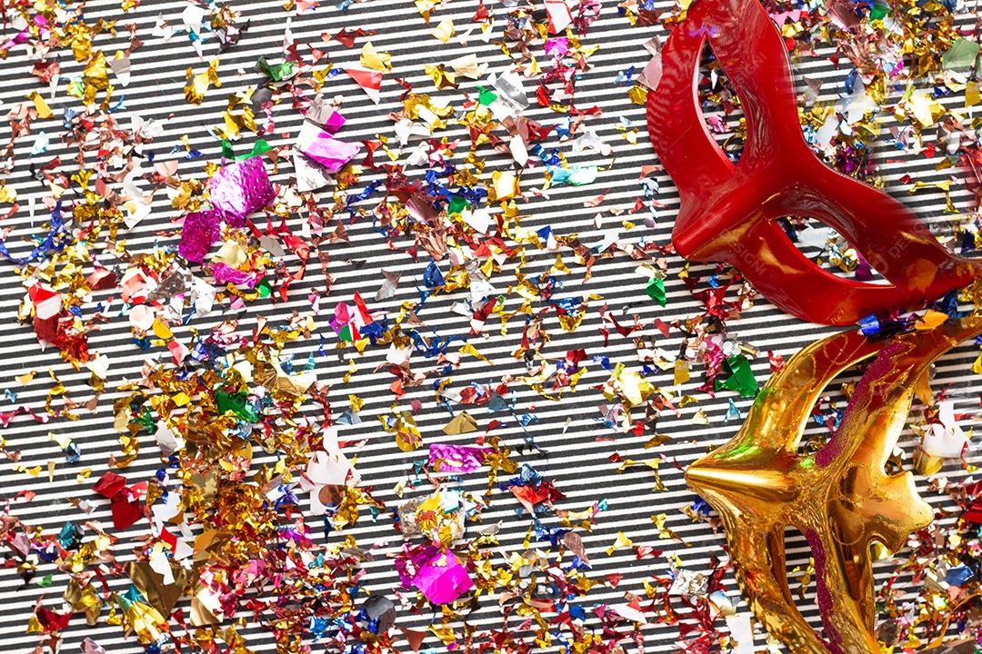 Máscaras de carnaval coloridas no fundo colorido com vários ornamentos