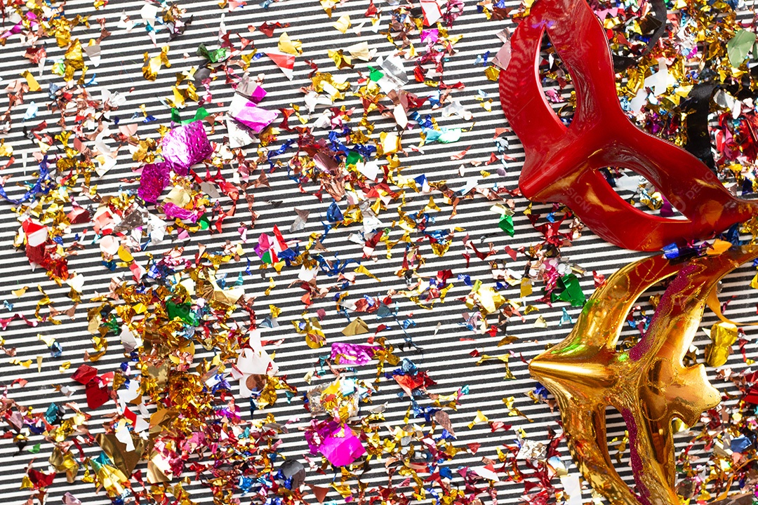 Máscaras de carnaval coloridas no fundo colorido com vários ornamentos