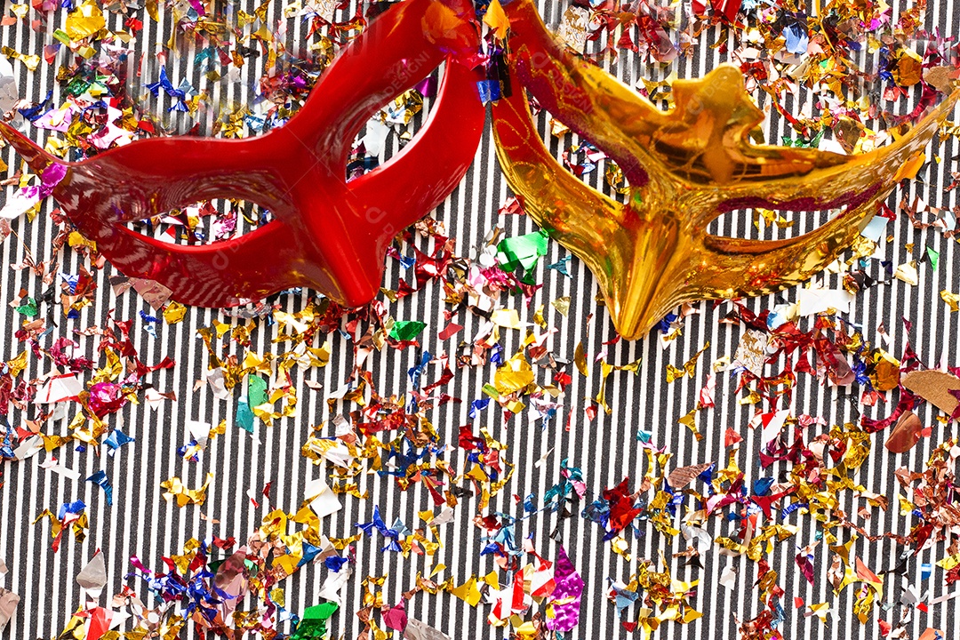 Máscaras de carnaval coloridas no fundo colorido com vários ornamentos