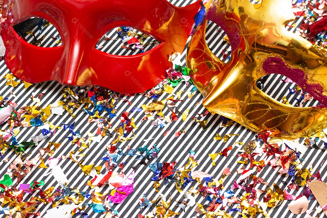 Máscaras de carnaval coloridas no fundo colorido com vários ornamentos