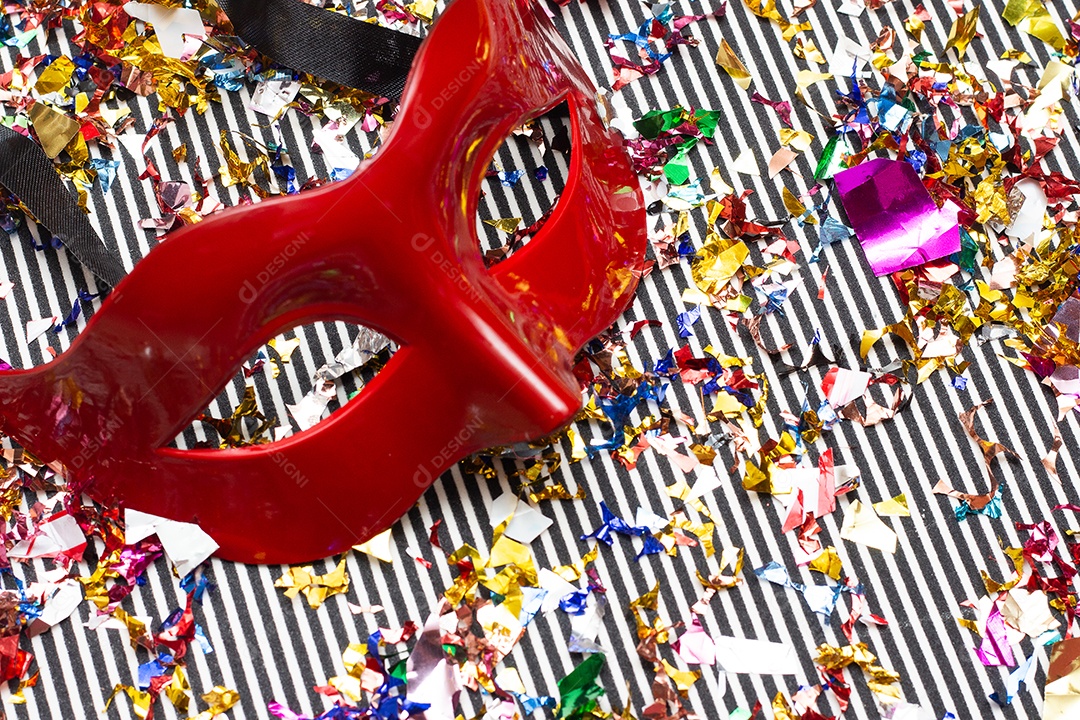 Máscaras de carnaval coloridas no fundo colorido com vários ornamentos