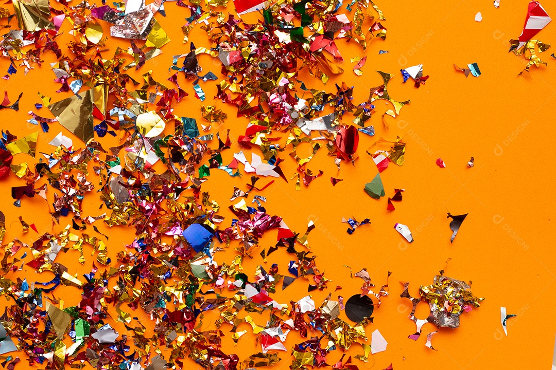 Máscaras de carnaval coloridas no fundo colorido com vários ornamentos