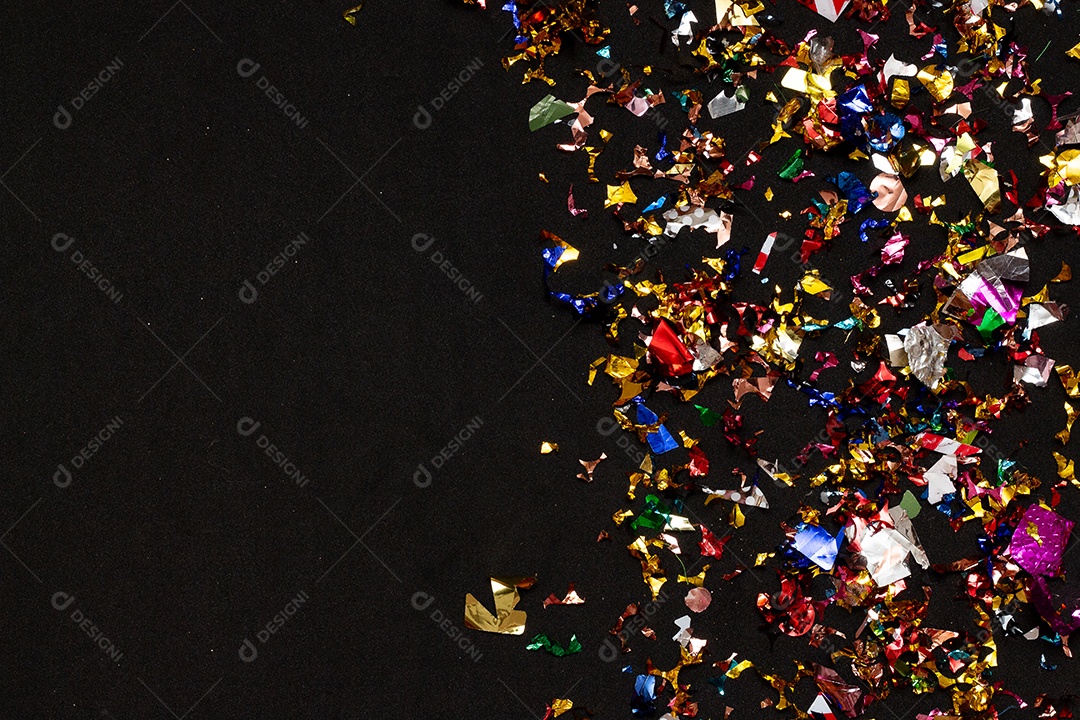 Máscaras de carnaval coloridas no fundo colorido com vários ornamentos