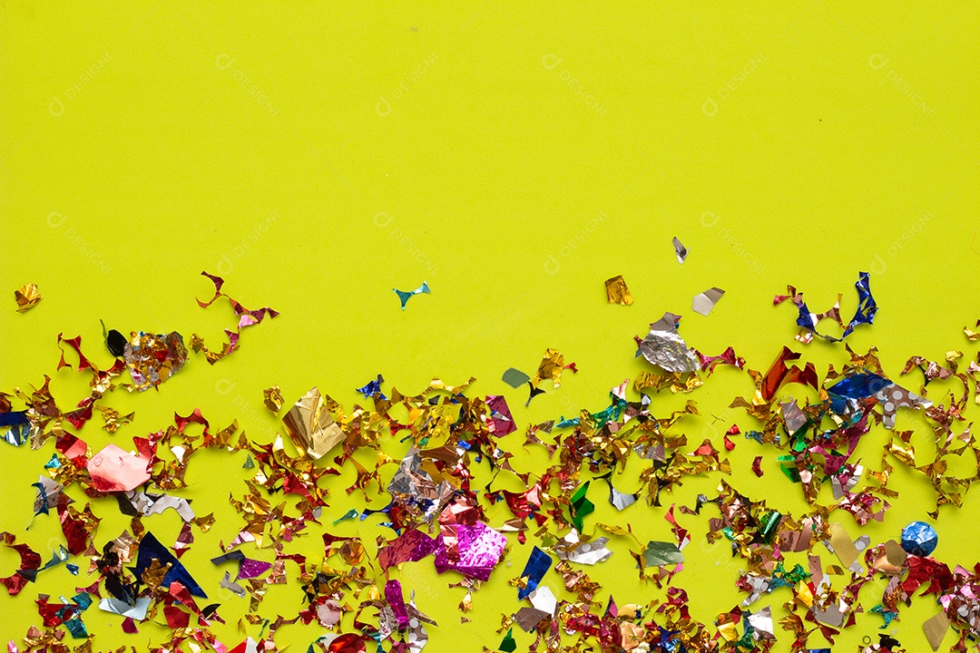 Máscaras de carnaval coloridas no fundo colorido com vários ornamentos