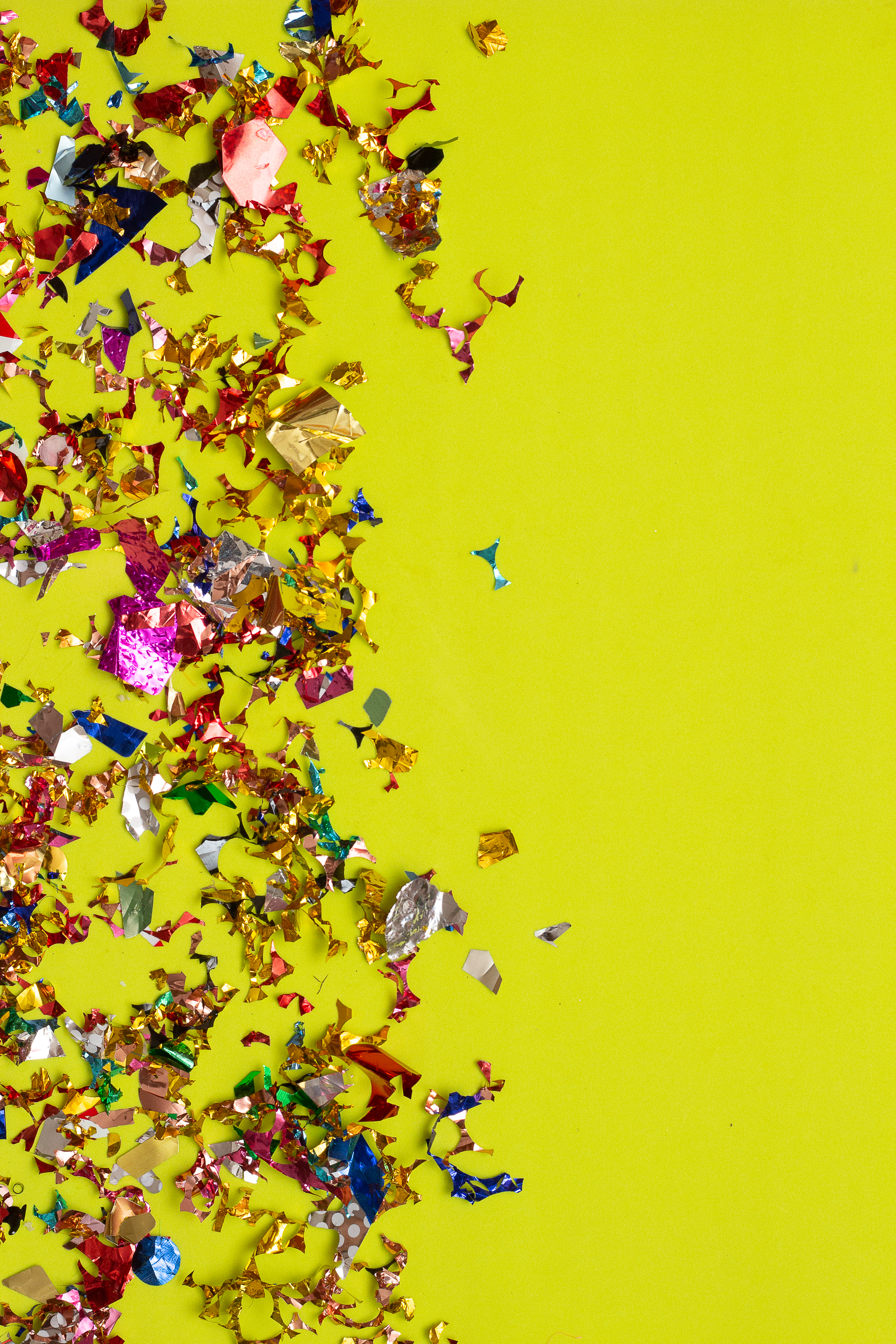 Confetes colorido de carnaval em fundo amarelo