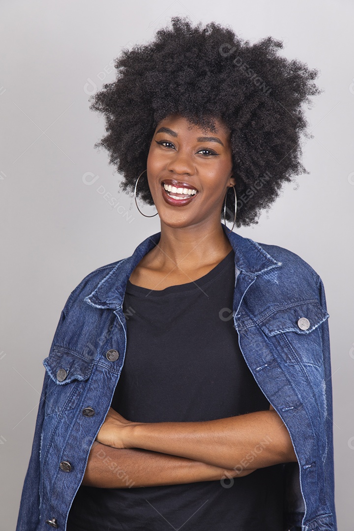 Linda mulher jovem garota cabelo afro sobre fundo isolado