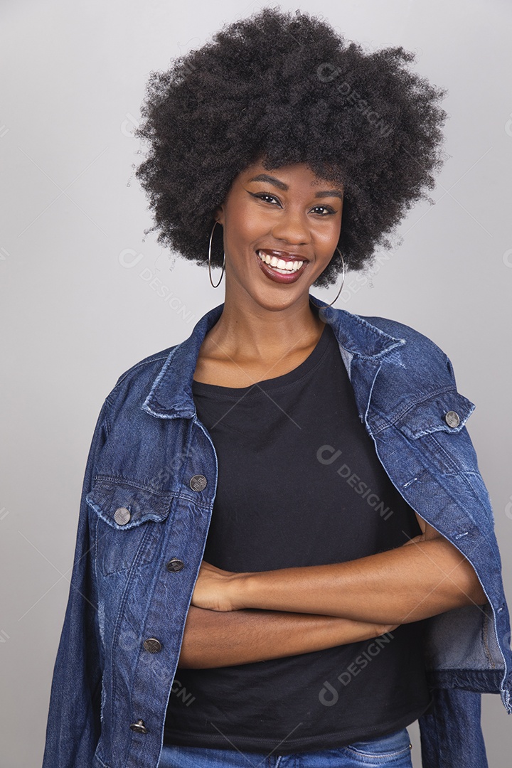 Linda mulher jovem garota cabelo afro sobre fundo isolado