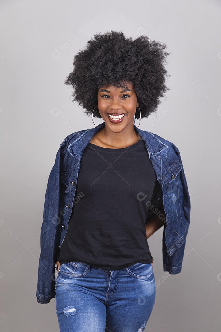 Linda mulher jovem garota cabelo afro sobre fundo isolado