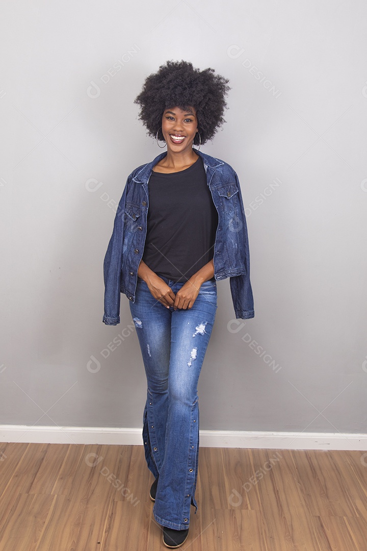 Linda mulher jovem garota cabelo afro sobre fundo isolado