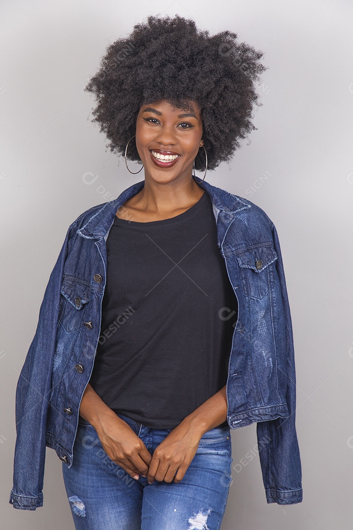 Linda mulher jovem garota cabelo afro sobre fundo isolado