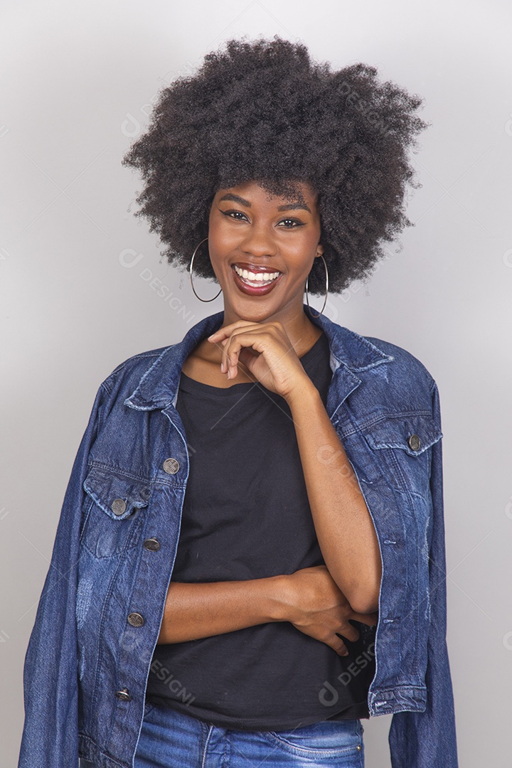 Linda mulher jovem garota cabelo afro sobre fundo isolado