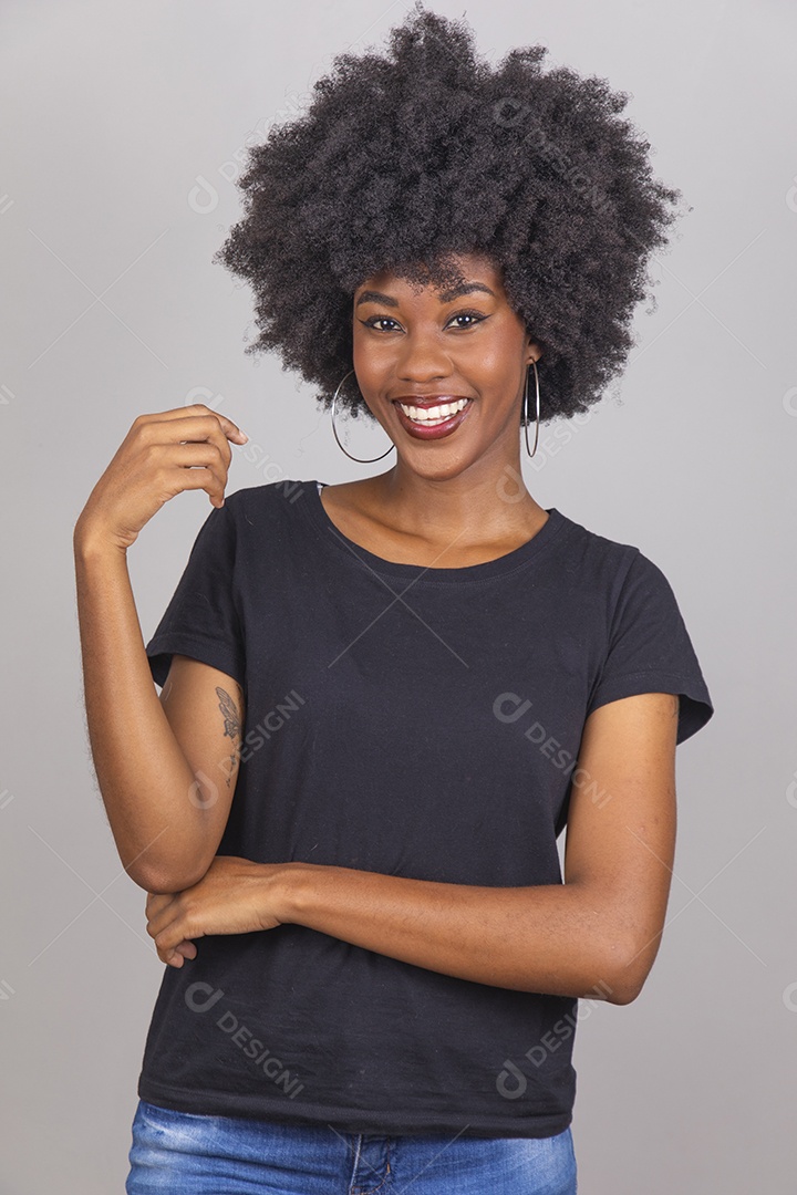 Linda mulher jovem garota cabelo afro sobre fundo isolado