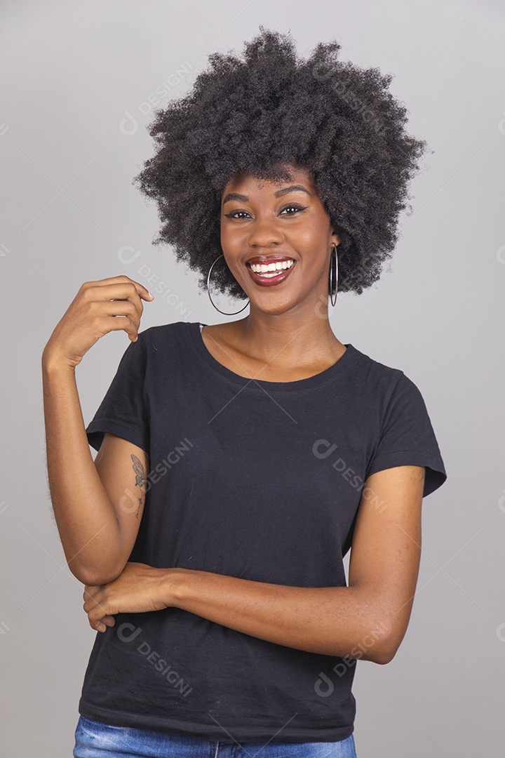 Linda mulher jovem garota cabelo afro sobre fundo isolado