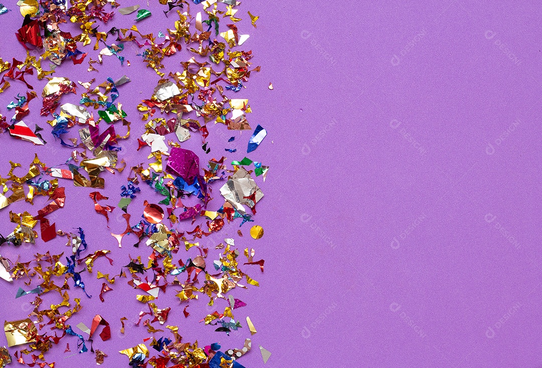 Máscaras de carnaval coloridas no fundo colorido com vários ornamentos