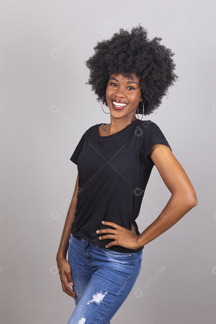 Linda mulher jovem garota cabelo afro sobre fundo isolado