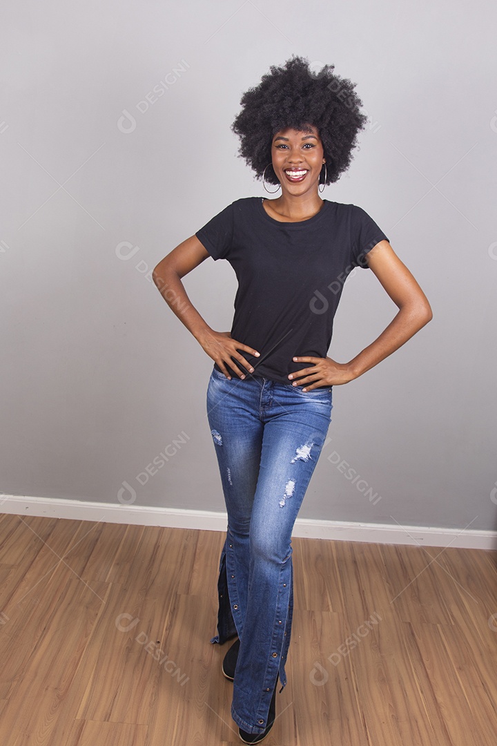 Linda mulher jovem garota cabelo afro sobre fundo isolado