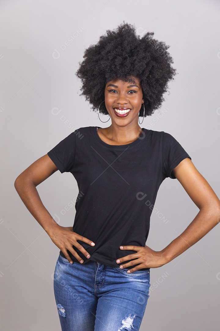 Linda mulher jovem garota cabelo afro sobre fundo isolado