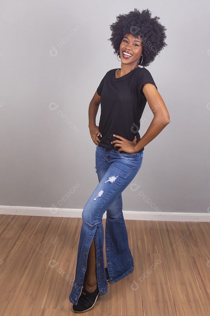 Linda mulher jovem garota cabelo afro sobre fundo isolado