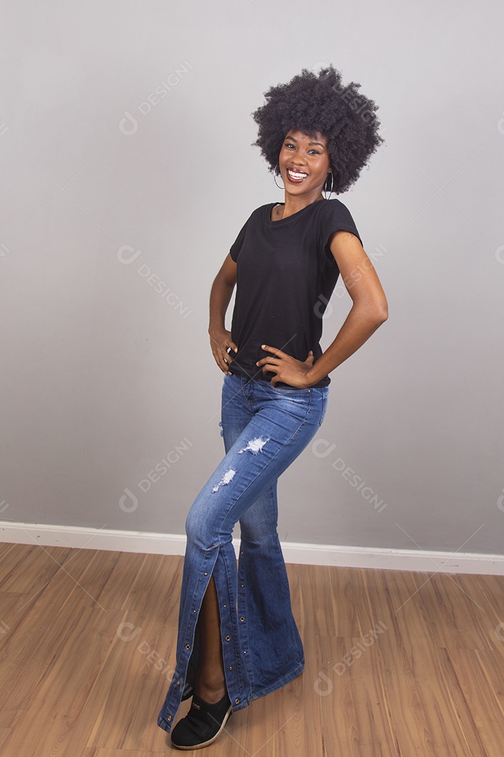 Linda mulher jovem garota cabelo afro sobre fundo isolado