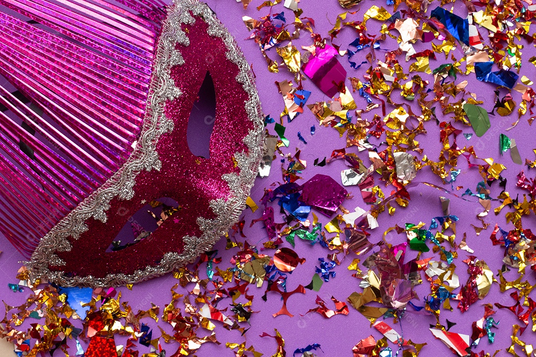 Máscaras de carnaval coloridas no fundo colorido com vários ornamentos