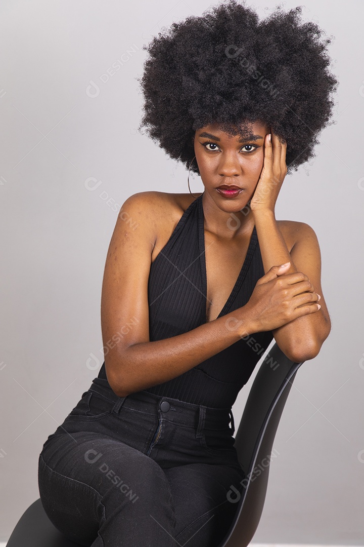 Linda mulher jovem garota cabelo afro sobre fundo isolado