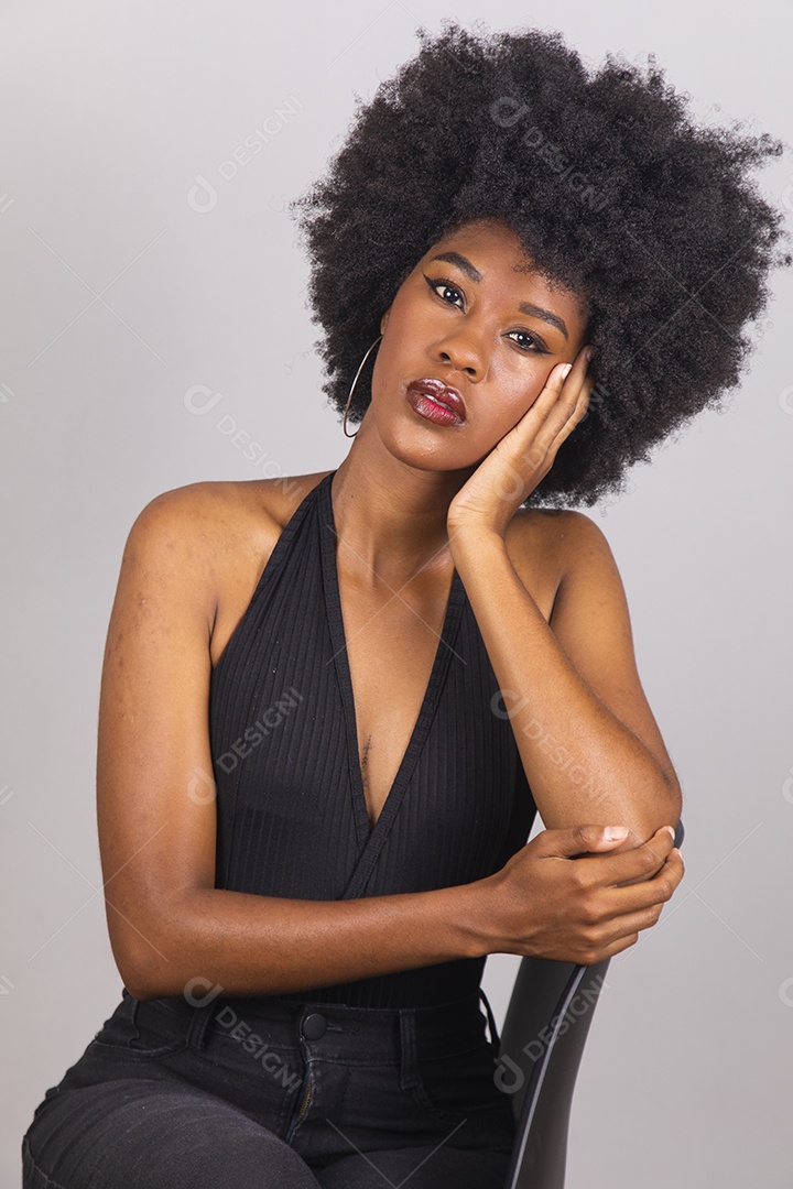 Linda mulher jovem garota cabelo afro sobre fundo isolado