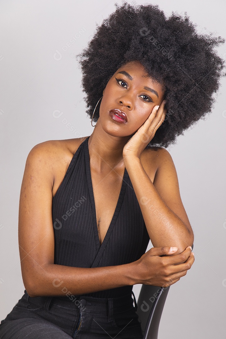 Linda mulher jovem garota cabelo afro sobre fundo isolado