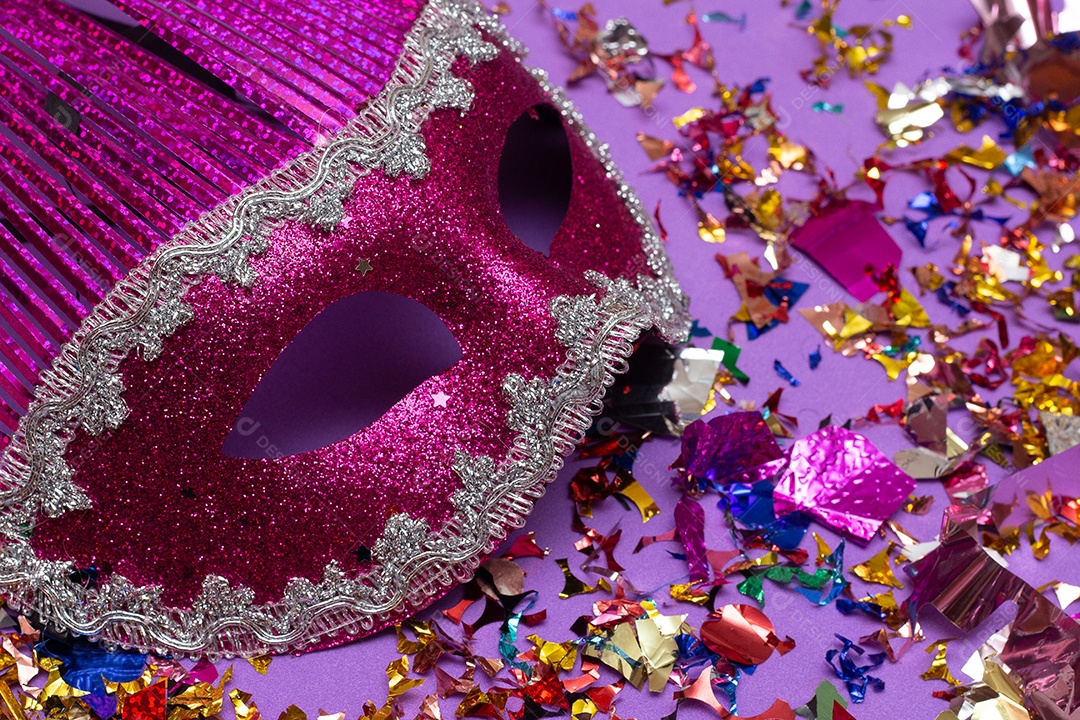 Máscaras de carnaval coloridas no fundo colorido com vários ornamentos