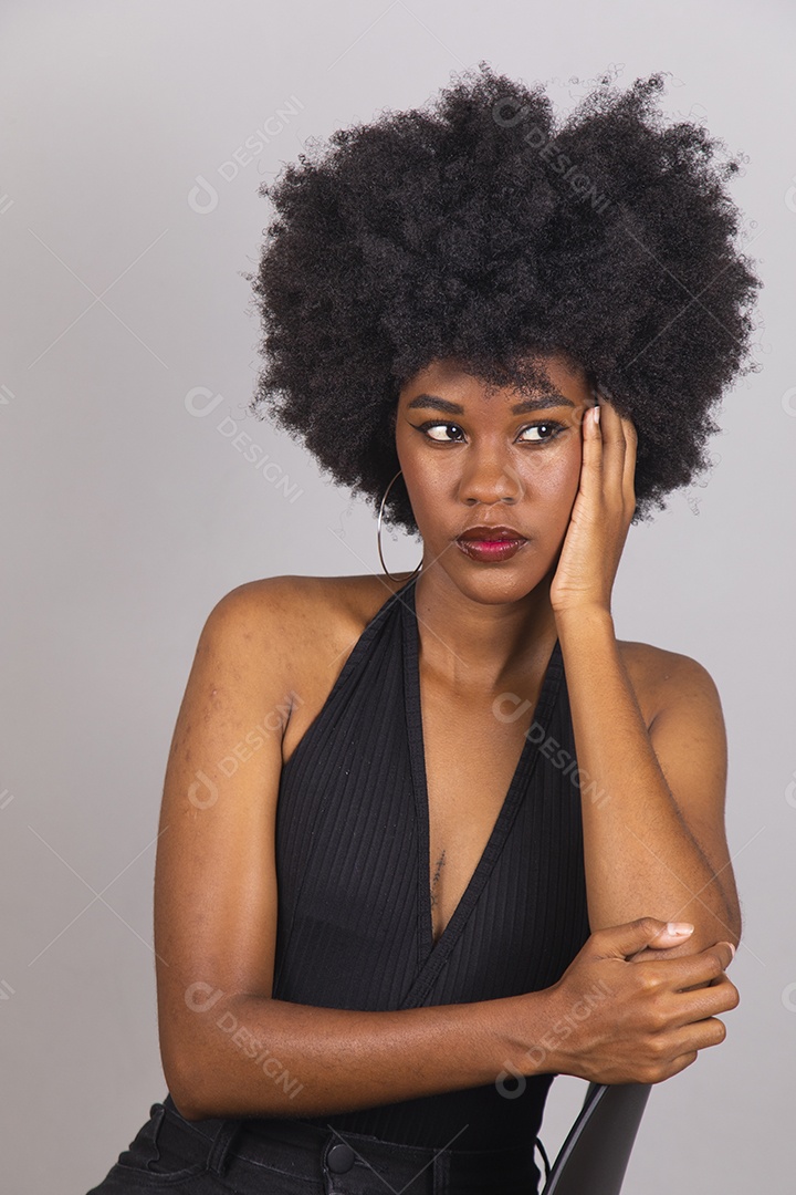 Linda mulher jovem garota cabelo afro sobre fundo isolado