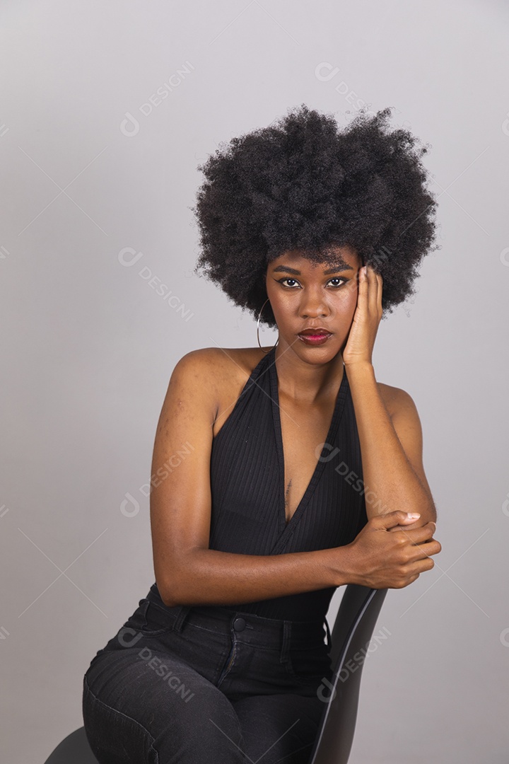 Linda mulher jovem garota cabelo afro sobre fundo isolado