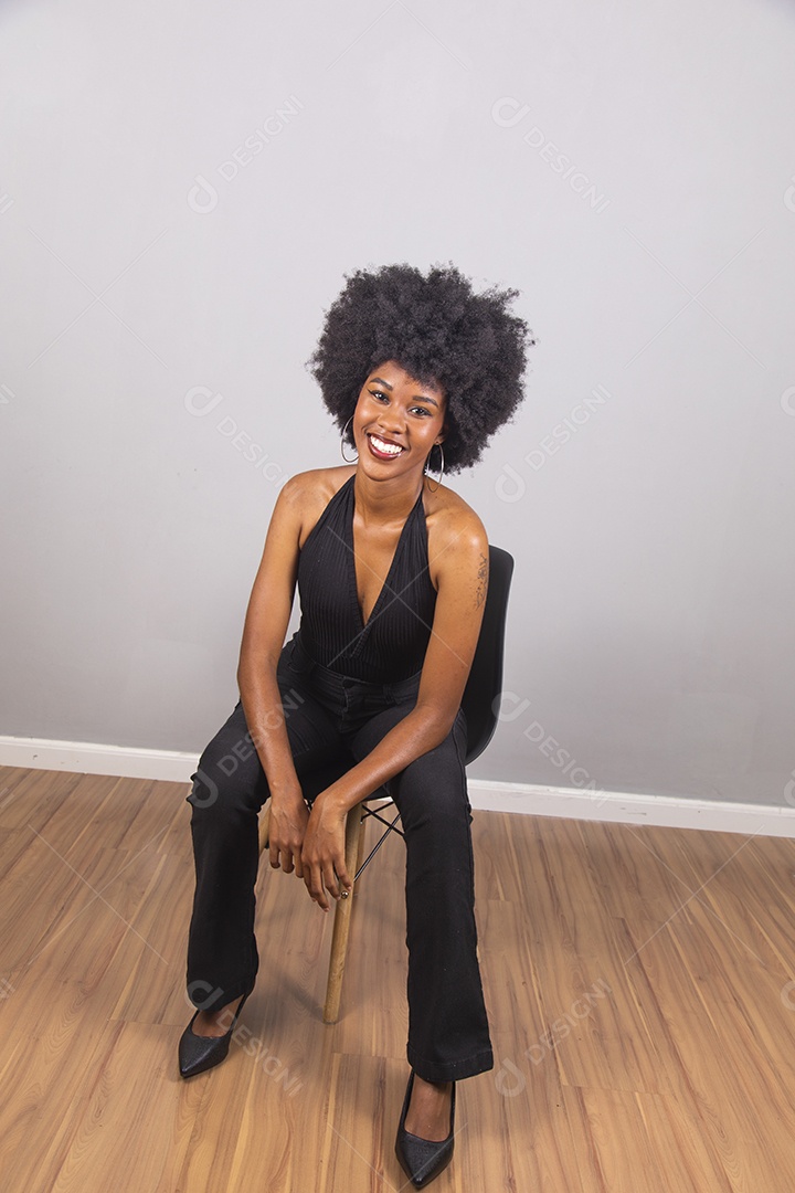 Linda mulher jovem garota cabelo afro sobre fundo isolado
