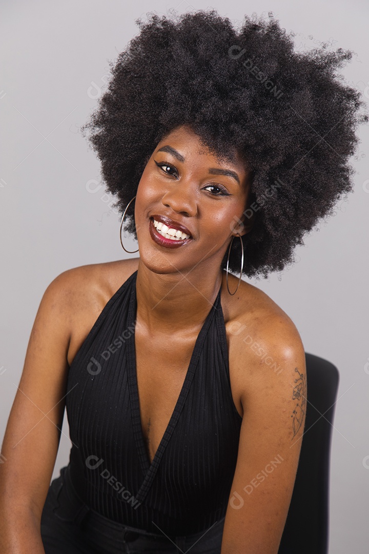 Linda mulher jovem garota cabelo afro sobre fundo isolado